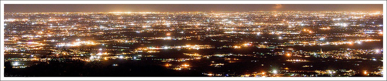 Inquinamento luminoso nella pianura padana (Di Nordavind - opera propria, Copyrighted free use)