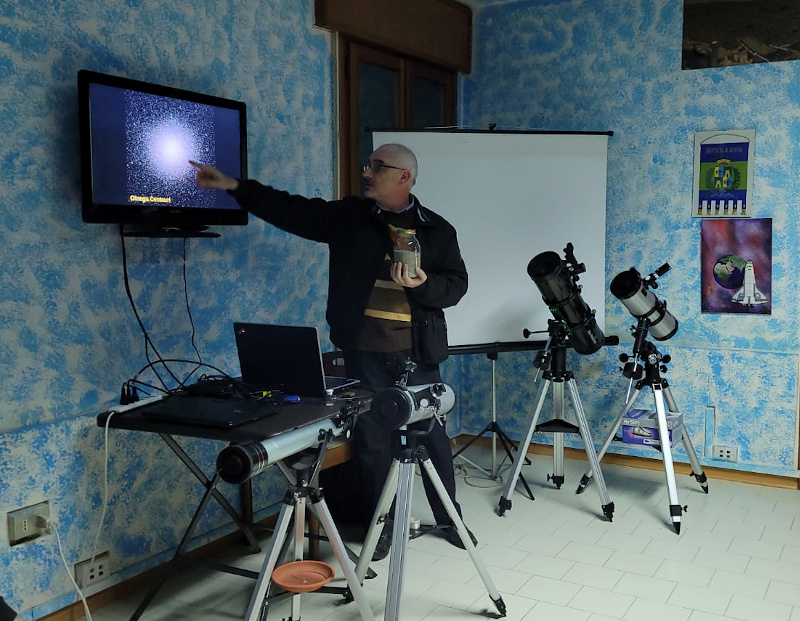 Moreno Marzolla che indica un ammasso globulare sullo schermo durante la presentazione