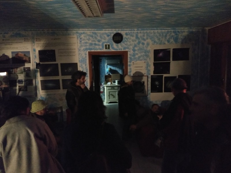 Il pubblico dell'osservatorio nella sala buia